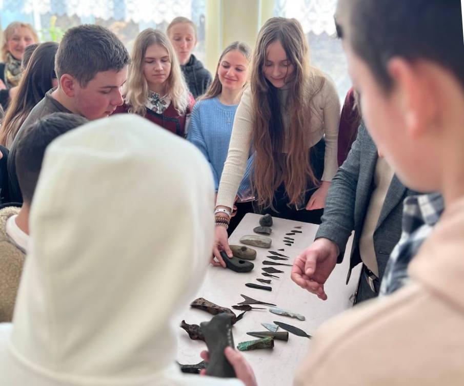 Школярі зацікавлено оглядають археологічні матеріали